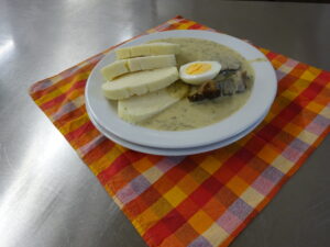 Koprová omáčka, hovězí maso