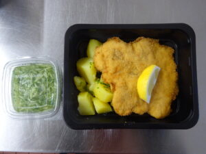 Kuřecí řízek, zeleninový salát - Obrázek 2