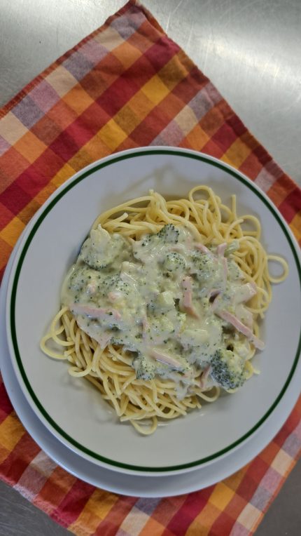 Špagety s brokolicí a sýrovou omáčkou